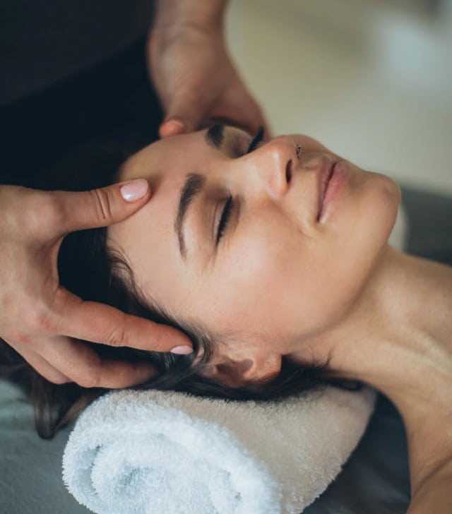 מטפל/ת בכוסות רוח - אור - טיפולים הוליסיטים מקצועיים